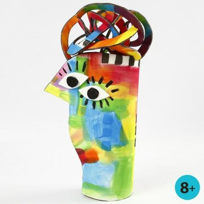 Una scultura dipinta realizzata con gommapiuma per materassino