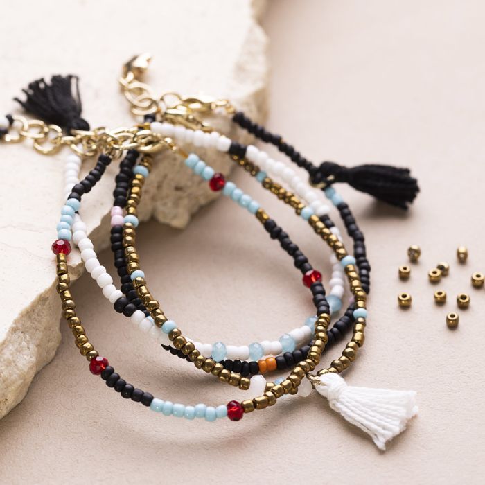 Bracciale con perline rocaille, perle sfaccettate e nappine