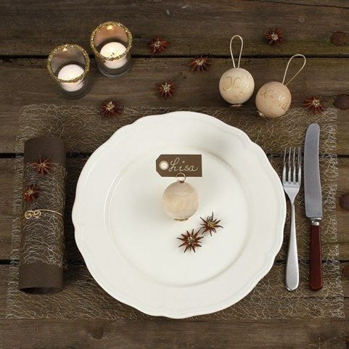 Decorating a Christmas Table with natural Materials