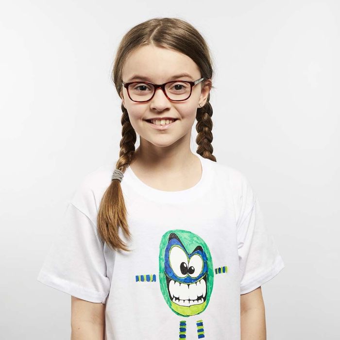 Stampa trasferibile con i pennarelli per stoffa su una T-shirt