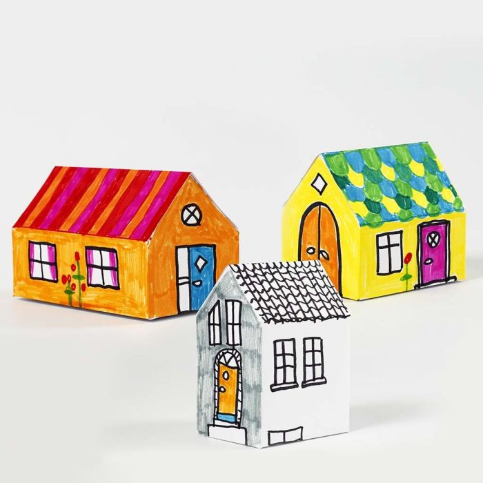 Casetta in cartoncino decorata e assemblata
