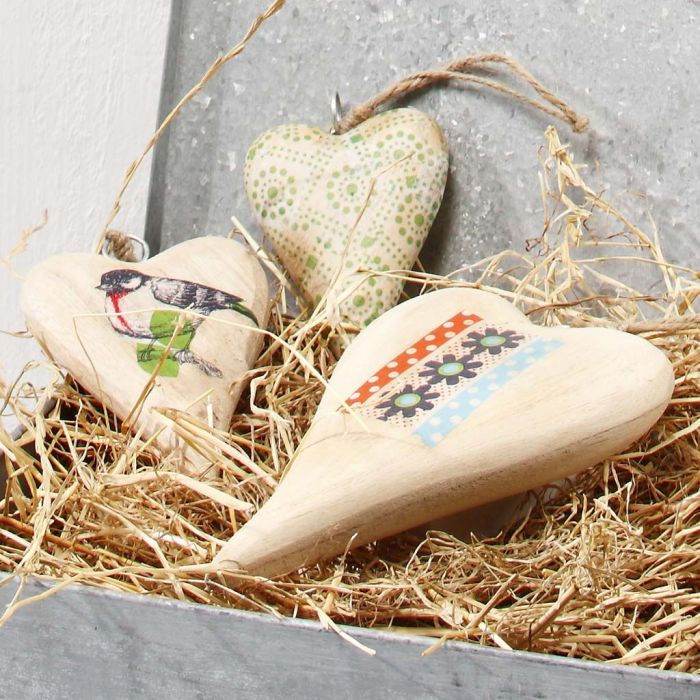 Cuore di legno da appendere, decorato con la carta per decoupage