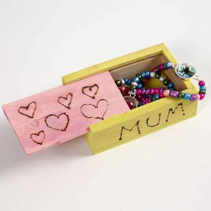 Cornici di legno decorate con motivi pirografati e colori accesi