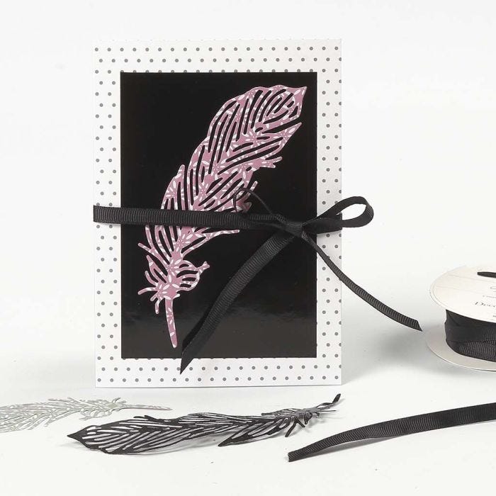 Biglietto fantasia decorato con piuma di carta fustellata