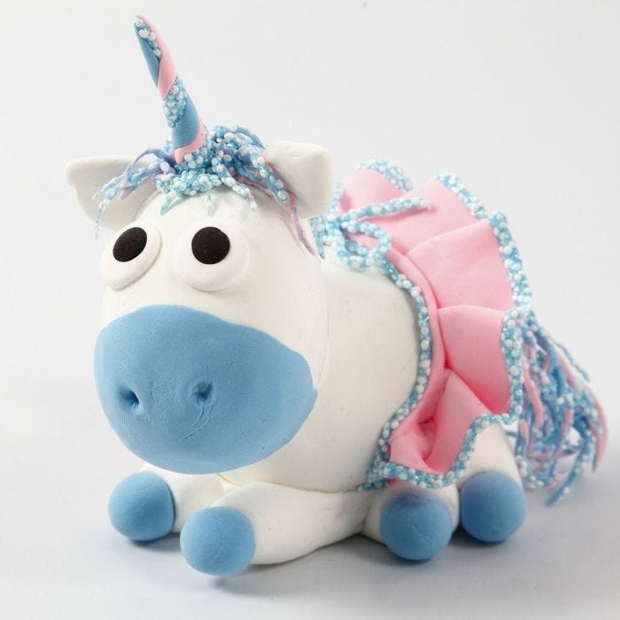 Un unicorno in Silk Clay con gonna