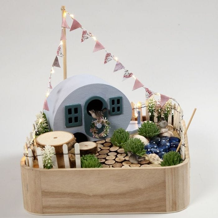 Un campeggio in miniatura in un vassoio