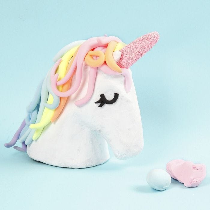 Un trofeo unicorno decorato con Silk Clay e Foam Clay