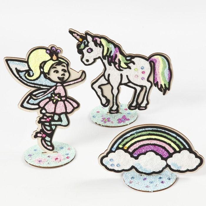 Una fata in legno, un unicorno in legno e un arcobaleno in legno riempiti di Foam Clay