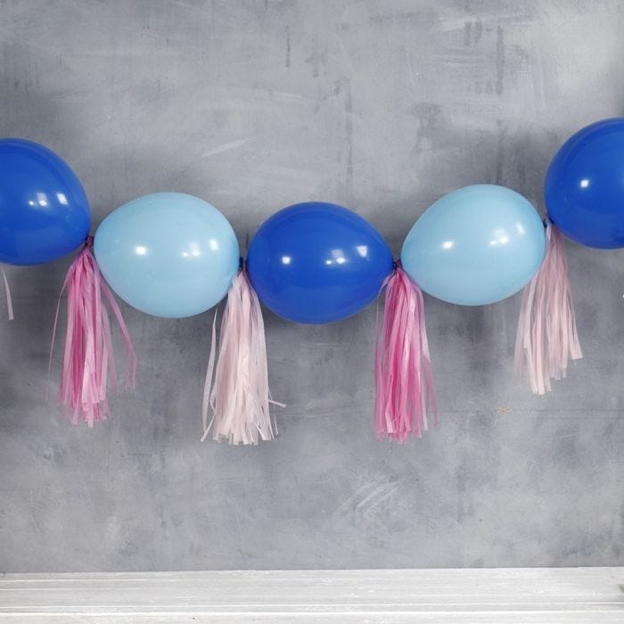 Una ghirlanda di palloncini collegati e nappe