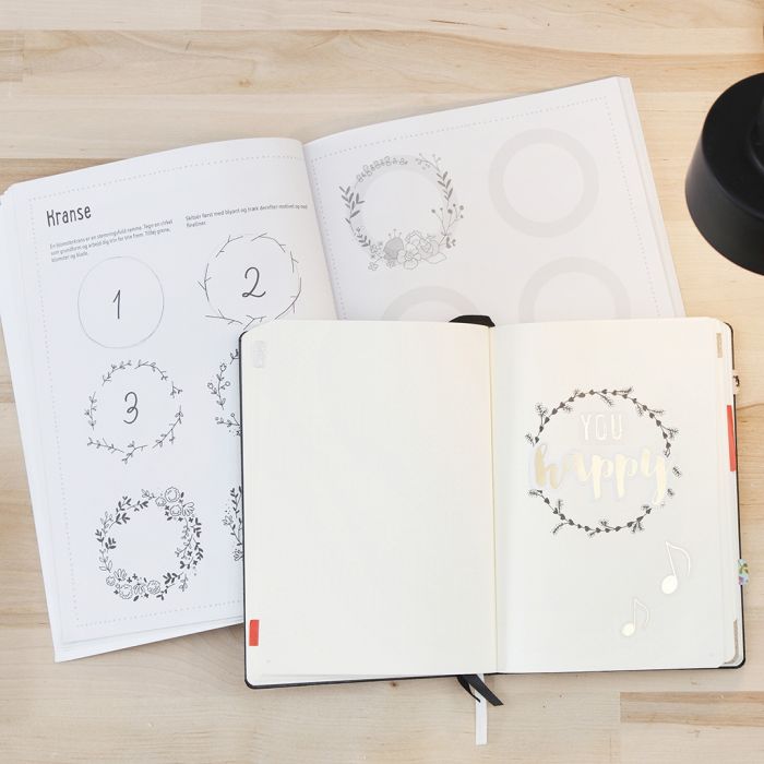 Un Bullet Journal con il supporto di un quaderno