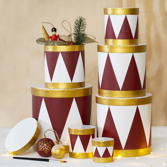 Scatole dipinte come tamburi con vernice acrilica