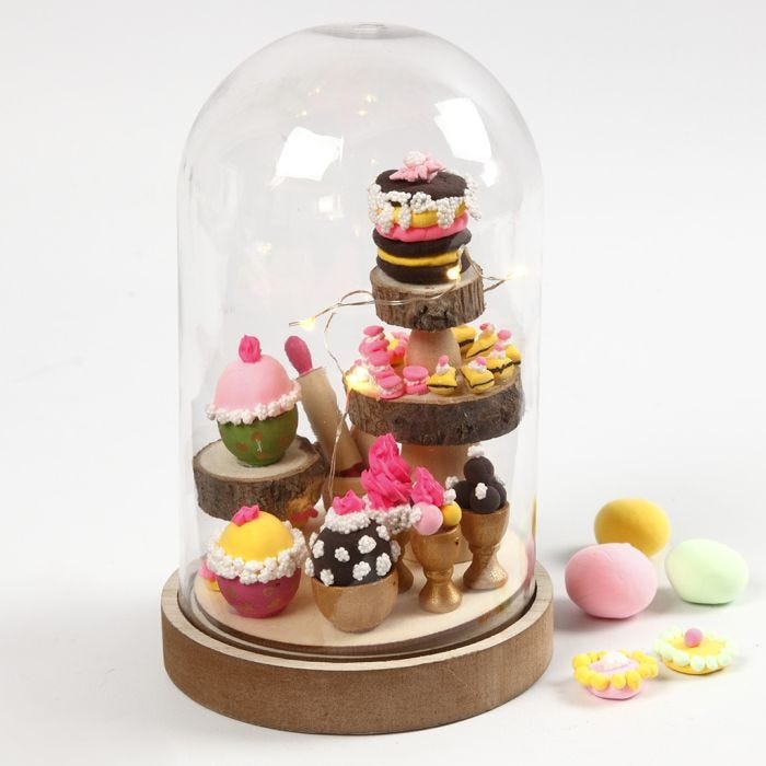 Campana in vetro con cupcake in miniatura