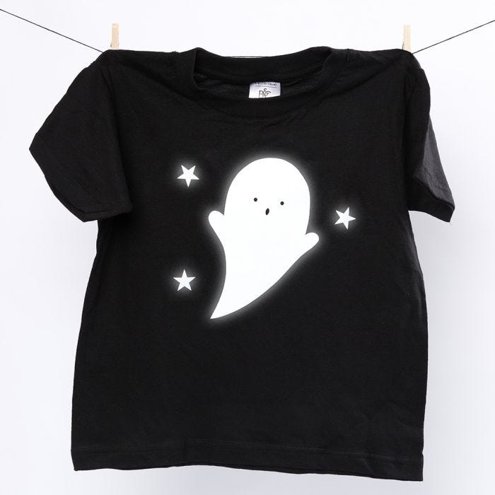 Una t-shirt con fantasma riflettente