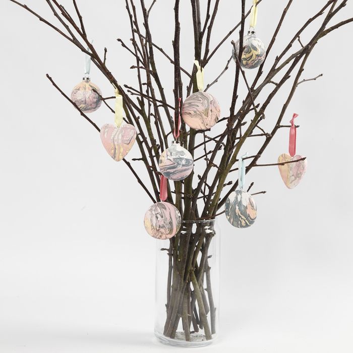 Decori pendenti marmorizzati in terracotta