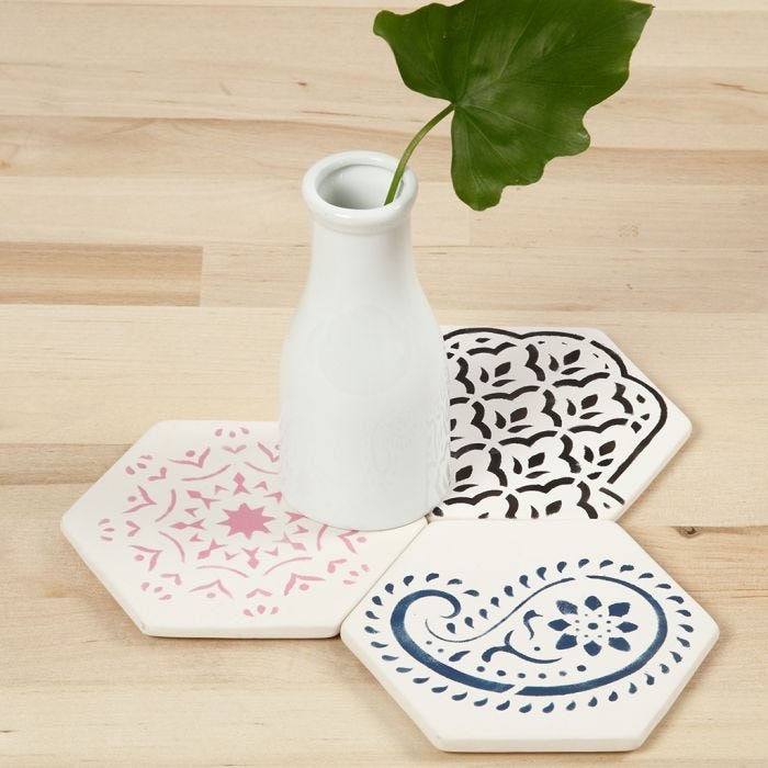 Piastrelle artistiche in terracotta decorate con disegni etnici applicati con lo stencil