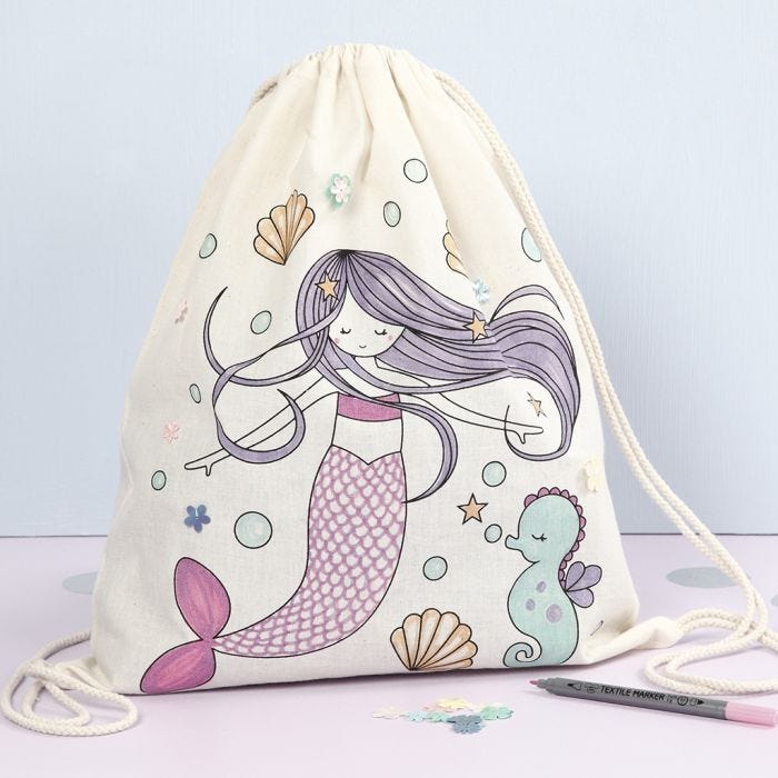 Borsa con chiusura a cordoncino con fantasia a sirena prestampata decorata con pennarelli per stoffa e lustrini