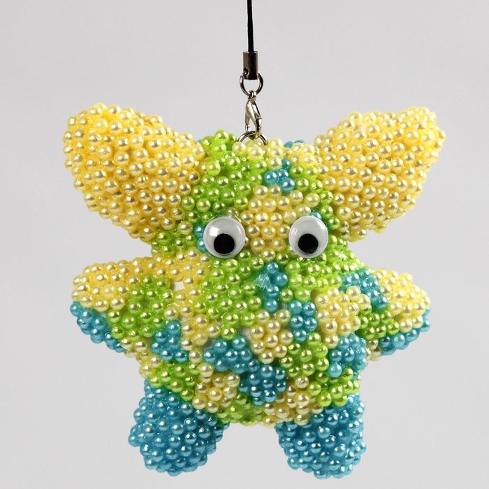 Una figura di stoffa ricoperta con Pearl Clay e occhietti finti