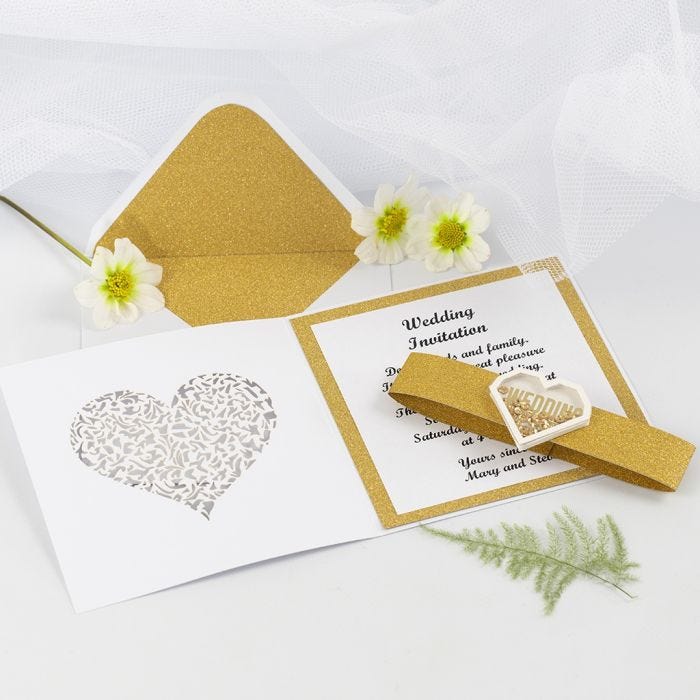 Partecipazione nuziale con carta fantasia dorata glitter e shaker sticker a forma di cuore