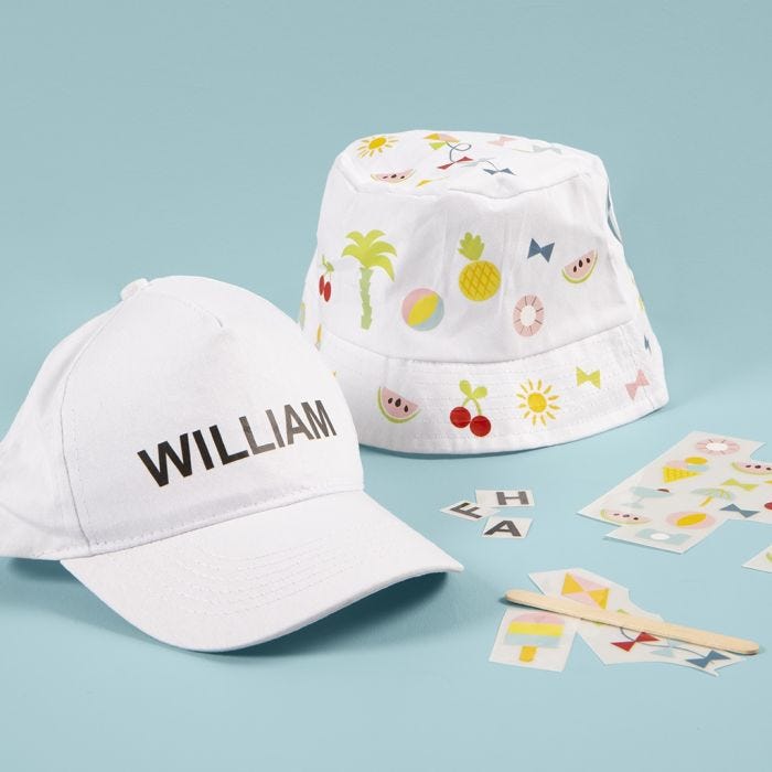 Cappello a secchiello e con visiera decorati con stickers da strofinare