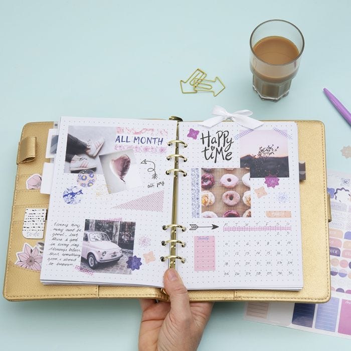 Panoramica mensile in un Bullet journal e un planner