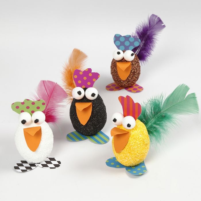 Galline con uova di polistirolo decorate con Foam Clay, cartoncino e piume