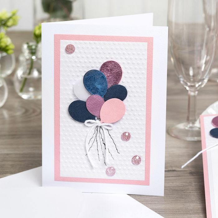 Invito con palloncini decorato con pellicola decorativa e carta con embossing