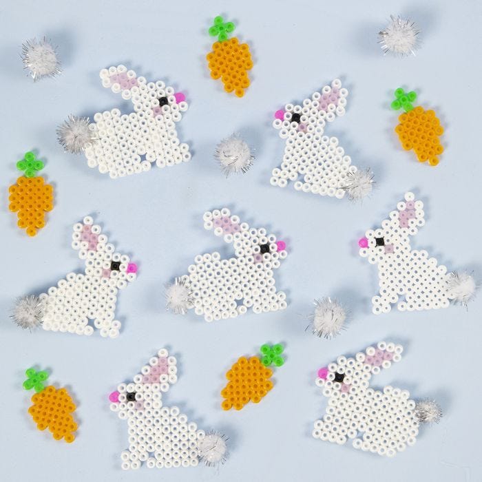 Coniglietti pasquali con perle Nabbi e code in pom-pom