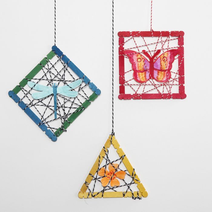 Decori pendenti con bastoncini in legno per costruzioni e figure estive fustellate