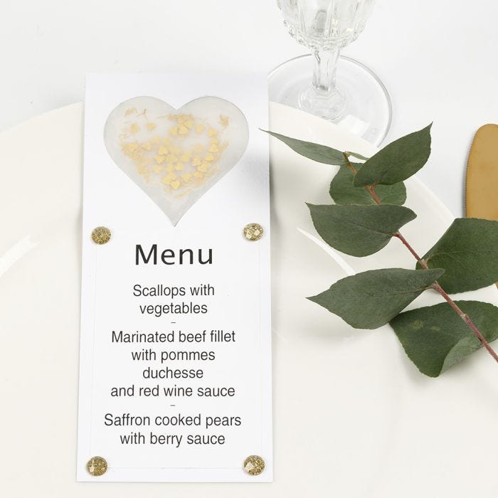 Menu decorato con un cuore di carta pergamena, glitter e strass