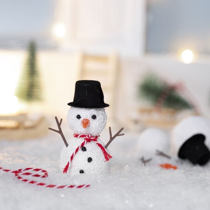 L'Elfo costruisce un pupazzo di neve fuori dalla sua porta d'ingresso