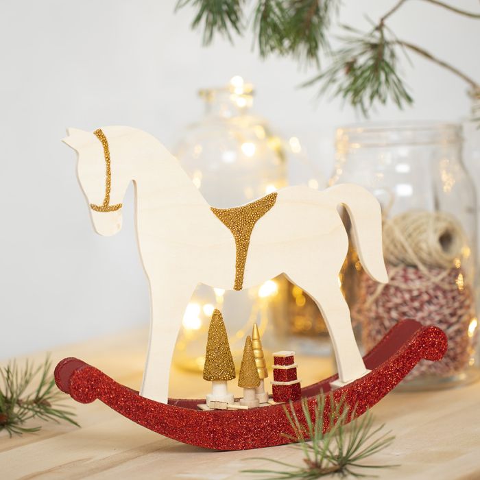 Cavallo a dondolo con piccoli accessori in legno decorato con pittura Craft Paint, glitter e perle