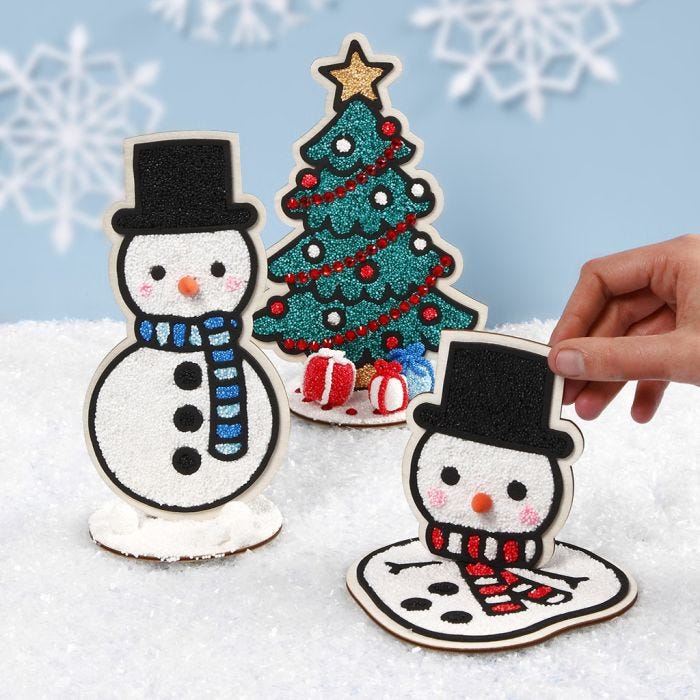 Pupazzi di neve decorativi in legno e albero di Natale riempito con Foam Clay