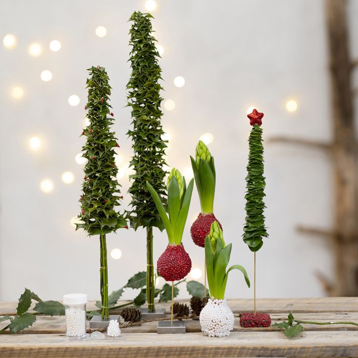 Alberi di Natale e decori natalizi di vegetazione reale decorati con mini perline di vetro