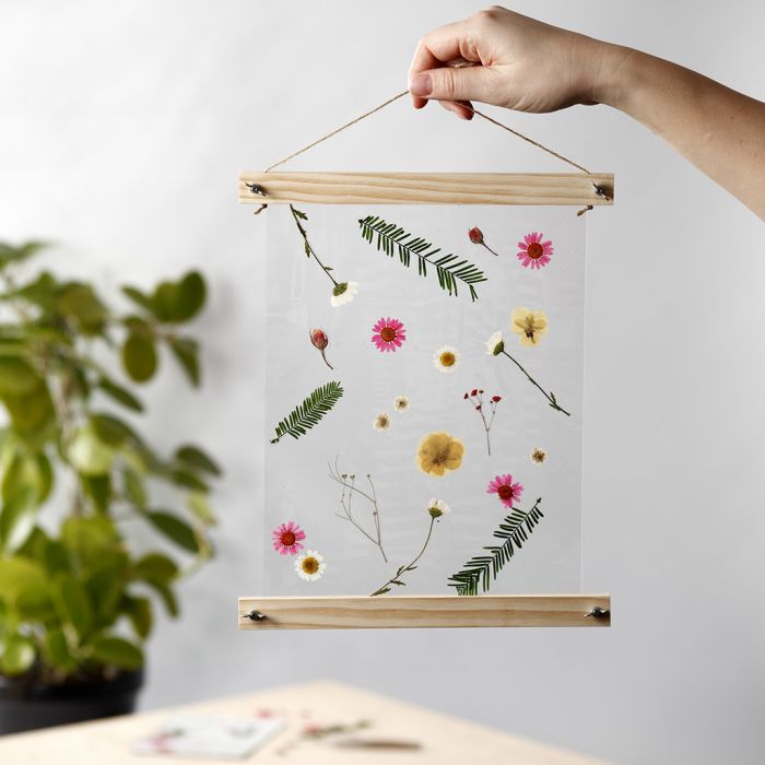 Decoro pendente con fiori secchi laminati e ganci per poster