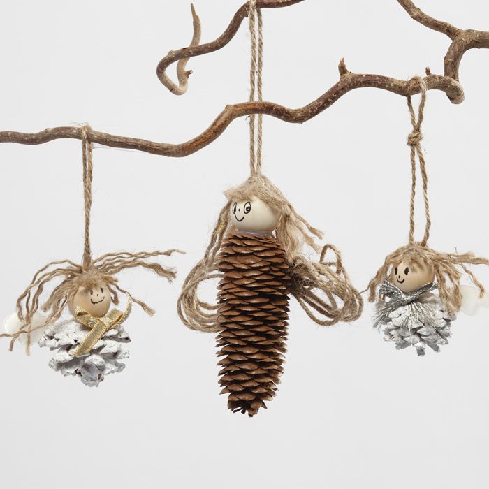 Angeli realizzati con pigne