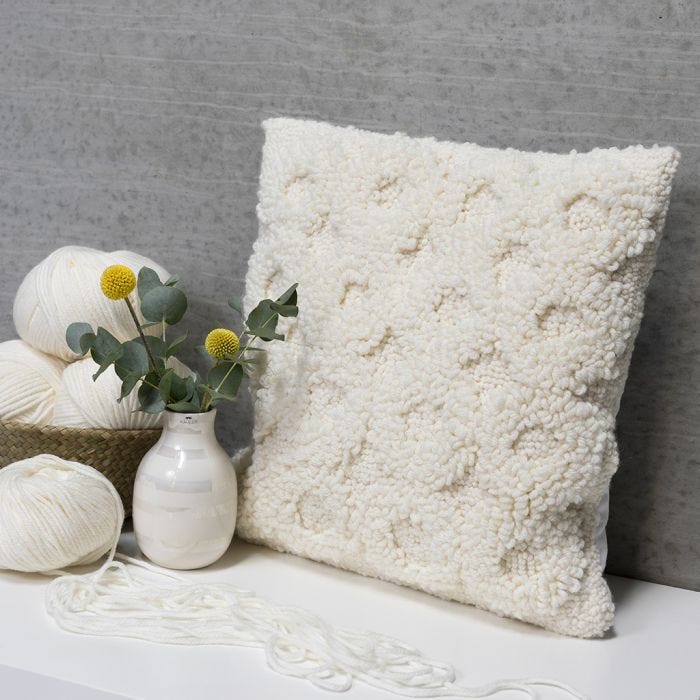 Cuscino decorato con punch needle