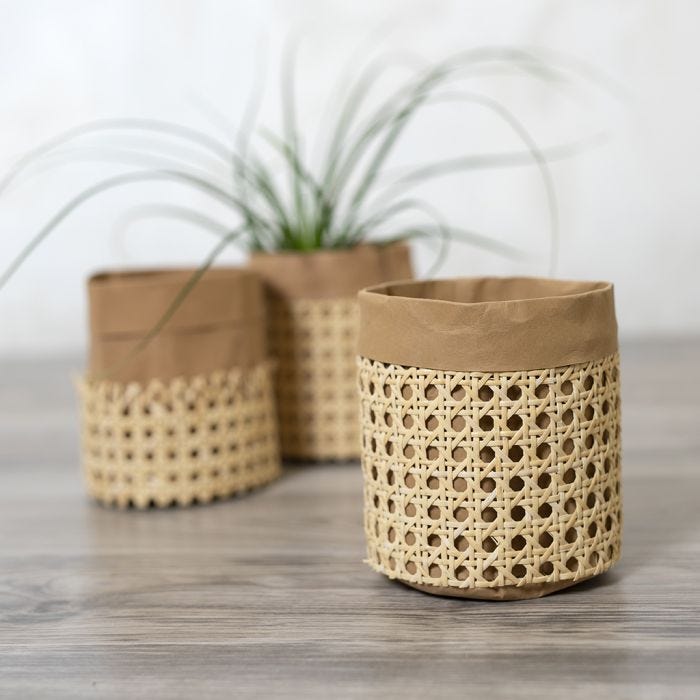 Una borsa in carta finta pelle decorata con rattan