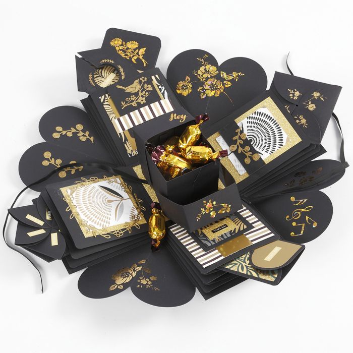 Un'explosion box come regalo con soldi e cioccolatini