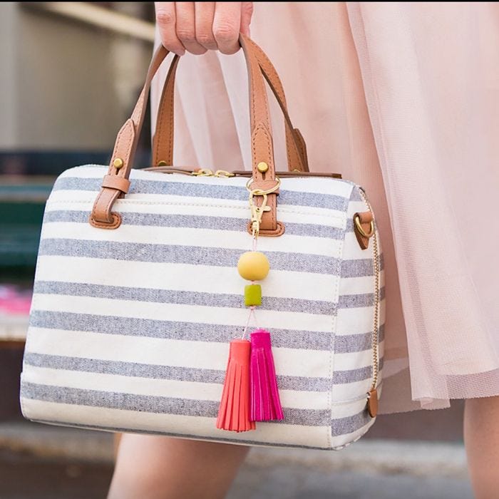 Pendente per borsa con nappe e perle in Fimo