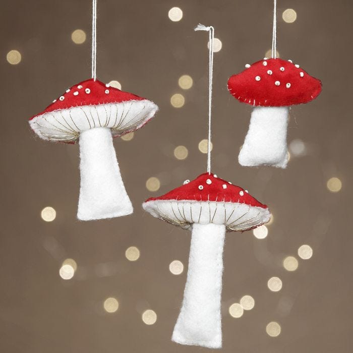 Funghi in feltro decorati con perle rocaille