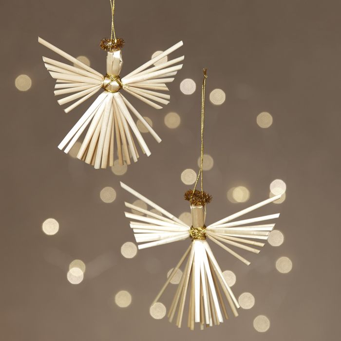 Angeli fatti di paglia da appendere