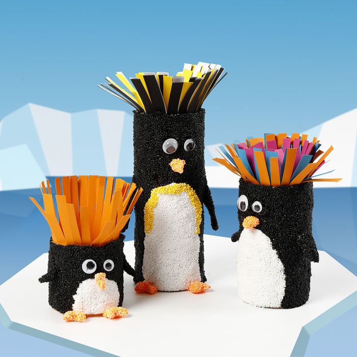 Tubi di cartone decorati come pinguini 