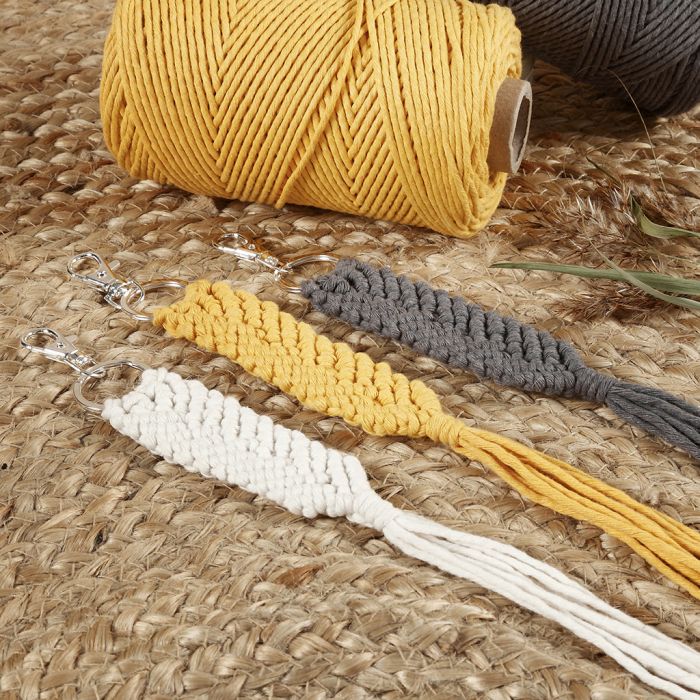 Un portachiavi in macramè con spago di cotone