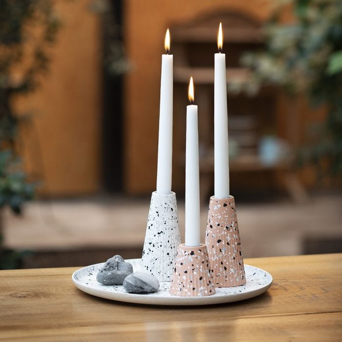 Un piatto e candelabri di fibre di bambù decorati con scaglie marmorizzate