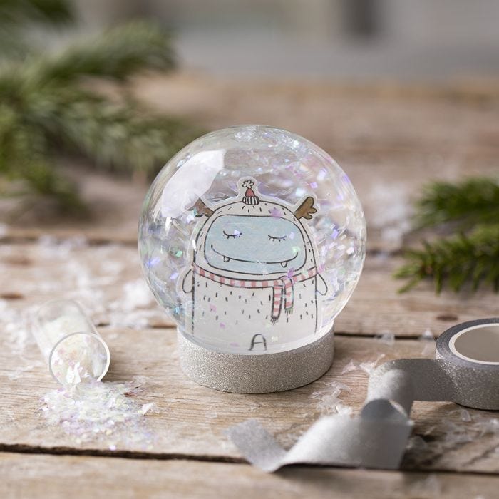 Un globo di neve con un disegno e glitter 