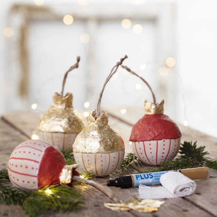 Palla dell'albero di Natale in legno, decorata con finta lamina d'oro e pittura fai da te