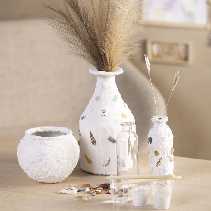 Un vaso con superficie in gesso e mosaici