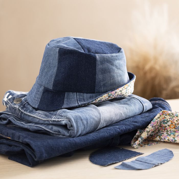 Un cappello da pescatore reversibile in tessuto riciclato 