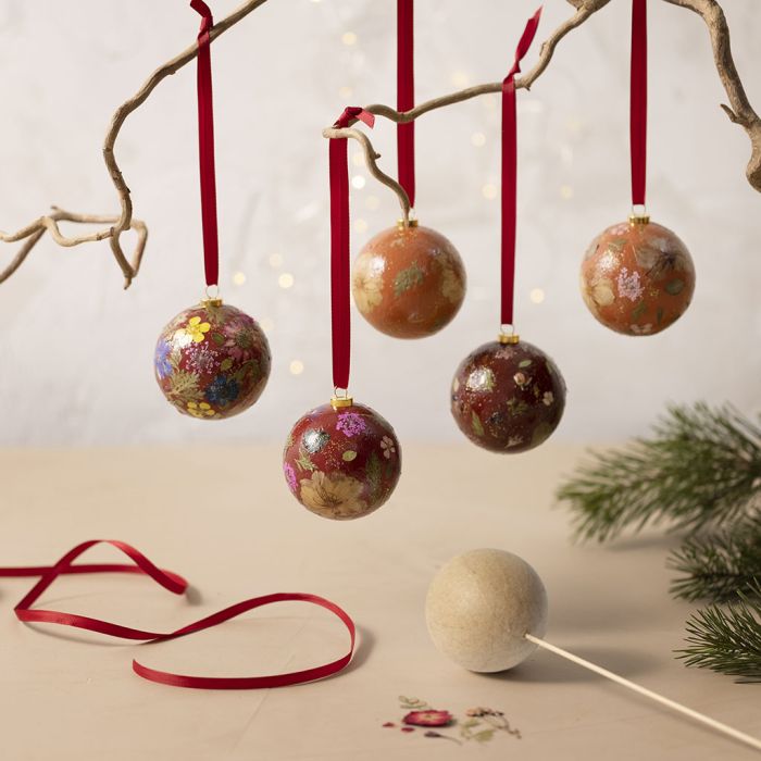 Palline di Natale decorate con fiori secchi