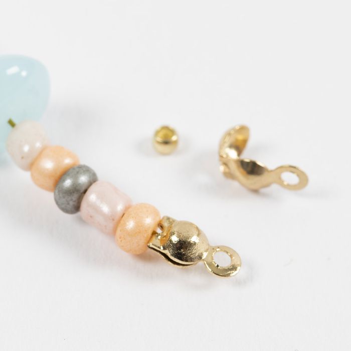 Come usare una coprinodo e uno schiaccino per filo di perline